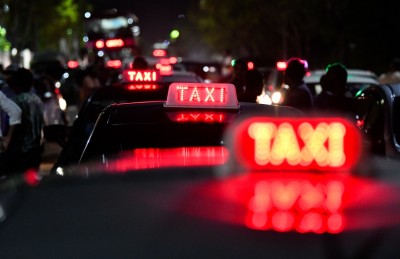 ޓެކްސީ ޑްރައިވަރުންގެ އިހުތިޖާޖުން ތިން މީހަކު ހައްޔަރުކުރި؛ 22 ކާރު ޓޯކުރި