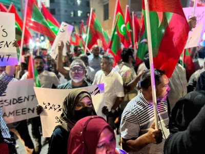 ރައީސް ޔާމީން މިނިވަން ކުރަން ގޮވާލާ އިދިކޮޅުން މުޒާހަރާ ކުރަނީ