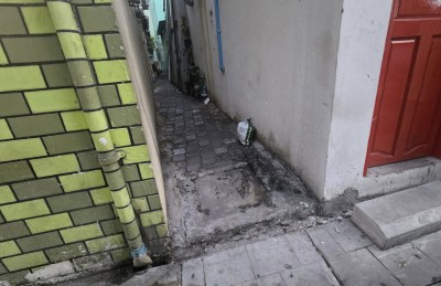 މަގުމަތީ ހުރި ޖަންކްޝަނަކަށް ތެޔޮ އެޅޭ ގޮތް ހެދި މީހަކު ހޯދަނީ