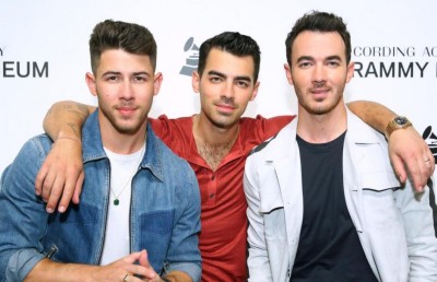 ވެކްސިން ޕްރޮމޯޓްކުރަން "ޖޯނަސް ބްރަދާސް" ގެ ވީޑިއޯއެއްގައި އެމެރިކާގެ ރައީސް ބައިޑެން