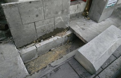 މަގުމަތީ ހުރި ޖަންކްޝަނަކަށް ތެޔޮ އެޅޭ ގޮތް ހެދި މީހަކު ހޯދަނީ