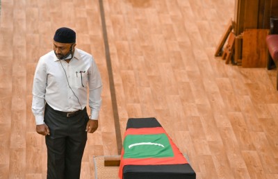 ރަސްމީ އިއްޒަތުގައި އުމަރު ޒާހިރުގެ ހަށިކޮޅު ފަސްދާނުލައިފި