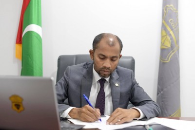 އެކްރެޑިޓްނުކުރާ ޕްރޮގްރާމެއް ނުހިންގަން، އެއީ އިޝްތިހާރު ހެދުމުގެ ކުށެއް: އެވިޑް ކޮލެޖު
