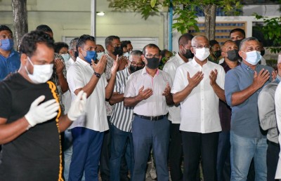 ރަސްމީ އިއްޒަތުގައި އުމަރު ޒާހިރުގެ ހަށިކޮޅު ފަސްދާނުލައިފި