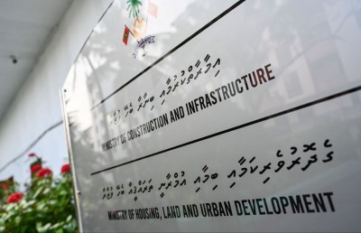 އިމާރާތާ ބެހޭ މިނިސްޓްރީ، އެކަމަކު ޓިނު ހޮހޮޅައެއް!