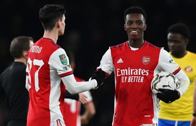 ކެޓިއާގެ ހެޓްރިކާ އެކު އާސެނަލް ލީގު ކަޕުގެ ސެމީ ފައިނަލަށް