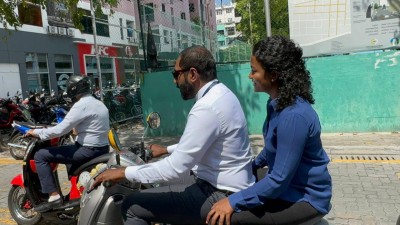 މާލެތެރެ ސާފުތޯ ބެއްލެވުމަށް މިނިސްޓަރު ޝައުނާ ނުކުންނެވީ ސައިކަލުގައި