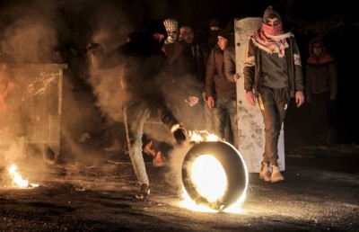 އިޒްރޭލުން ހަމަލާ ދީ ފަލަސްތީނުގެ 300 މީހަކު ޒަހަމްކޮށްލައިފި