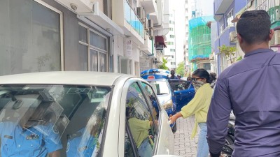 ބޭބެއަށް ހަމަލާދިންކަމަށް ތުހުމަތުކުރެވޭ ލަމްހާ ބަންދުގައި ބެހެއްޓުމަށް ނުފެންނާތީ ދޫކޮށްލައިފި