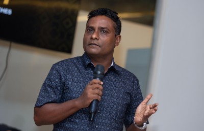 އަޑިއަޅާލަމުން ދިޔަ ފުޓްބޯޅަ ބަދަލުކޮށްލި ދެ ކޯޗުން