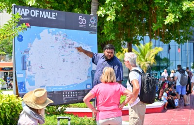 ގިނަ އަދަދެއްގެ ޓޫރިސްޓުންނާ އެކު މާލެ ބޭރުގައި ބޮޑު ދެ ކްރޫޒްލައިނާ