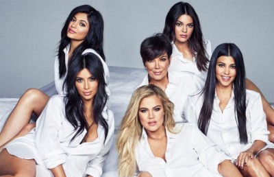 އާއިލާގެ ކޮންމެ ކުއްޖަކަށް ކްރިސް ޖެނާ ހަދިޔާއަކަށް ދިނީ އިލެކްޓްރިކް ކާރެއް