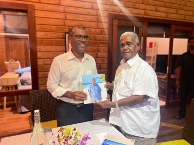 އުއްޗުގެ ބަޔޮގްރަފީ ފޮތް ރައީސް ނަޝީދަށް ހަދިޔާކުރައްވައިފި