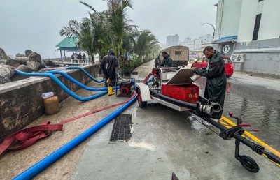 މާލެއިން އެހީއަށް އެދި 400 ކޯލު ލިބުނު، ބޮޑަށް ގެއްލުންވި ގެތަކުން މީހުން ބަދަލުކުރަނީ