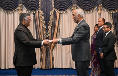 އިންޑިއާގެ އާ ސަފީރުގެ މަގާމުގެ ފަތްކޮޅު ރައީސް މުއިއްޒަށް އަރުވައިފި