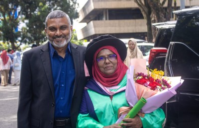 ގިނަ ޕީއެޗްޑީތަކާ އެކު ފަހުރުވެރި އާއިލާ؛ މިއީ އޮގަރު ފާއިޒާގެ ހުވަފެން