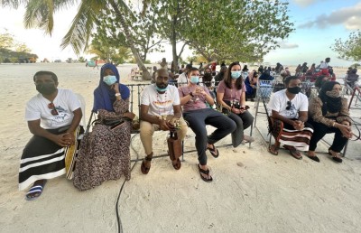 ރާއްޖޭގައި ހޯމް ސްޓޭ ޓޫރިޒަމް ފަށައިފި، ފުރަތަމަ ޓޫރިސްޓުންނަށް ދިއްގަރުން ހޫނު މަރުހަބާއެއް