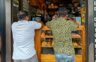 އޮފީހަށް ދާއިރު އަތުގައި ހެދިކާ ކޮތަޅެއް!