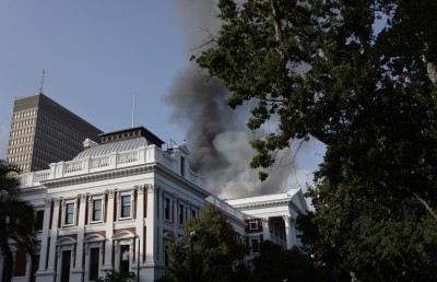 ދެކުނު އެފްރިކާގެ ޕާލަމެންޓްގައި އަލިފާން ރޯވެއްޖެ