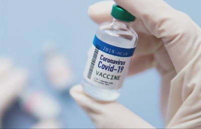 އެމެރިކާގެ ބަޔޮލޮޖީ ޓީޗަރަކު ދަރިވަރަކަށް ކޮވިޑް ވެކްސިން ދިނުމުން ހައްޔަރުކޮށް، ދައުވާކޮށްފި