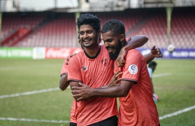 ޔޫވީ ބަލިކޮށް އީގަލްސް ފުރަތަމަ މޮޅު ހޯދައިފި