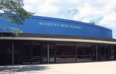 އެމެރިކާގެ ބަޔޮލޮޖީ ޓީޗަރަކު ދަރިވަރަކަށް ކޮވިޑް ވެކްސިން ދިނުމުން ހައްޔަރުކޮށް، ދައުވާކޮށްފި