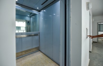 ހިޔާގެ ލިފްޓެއްގައި މީހަކު ތާށިވެ ދެ ގަޑިއިރު