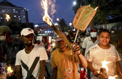 ޑޮލަރުގެ ތާށިކަމާ ހެދި ތެޔޮ ނުގަނެވި، ލަންކާ އިން ކަރަންޓް ކަނޑަނީ