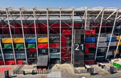 ޝިޕިން ކޮންޓެއިނާއިން ހަދާފައިވާ ގަތަރުގެ ވޯލްޑް ކަޕް ސްޓޭޑިއަމަށް ސަމާލުކަން