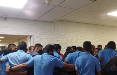 ގާނޫނީ ހުރަހެއް ނެތް؛ އެކަމަކު ފިރިހެން ފުލުހުންގެ މި މަންޒަރު ރީއްޗެއް ނޫން!