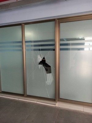 ހުޅުމާލޭ ޕޮލިސް ސްޓޭޝަނަށް ގެއްލުންދީ، ފުލުހަކު ޒަޚަމްކޮށްފި