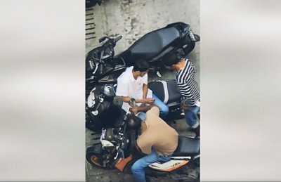 މަގުމަތީގައި ބަޔަކު ޑުރަގު ވިއްކާ ވީޑިއޯއެއް އާންމުވެއްޖެ