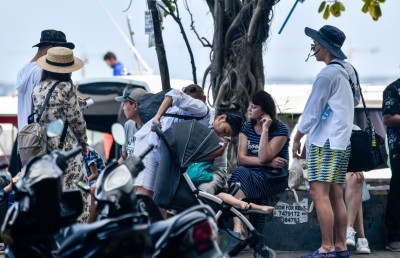 ކޮވިޑްގެ ބިރު އަނެއްކާވެސް ބޮޑުވެ މާސްކް އަޅާތޯ ބަލަން ފުލުހުން ނުކުމެއްޖެ