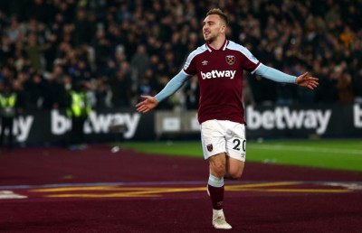 ބޯވެންގެ ދެ ލަނޑުން މޮޅުވެ، ވެސްޓް ހޭމް ހަތަރަކަށް