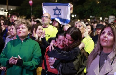 ޣައްޒާ އެއްބަސްވުމަށް އަމަލުކުރަން ފަށައި، ރަހީނުކޮށްފައިވާ ތިން މީހަކު މިނިވަންކޮށް، އެހީ ވައްދަން ފަށައިފި