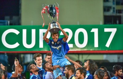 ހޮކޭ ބޫޓު ބާލައި ދަނޑުން ފައިބައިފި