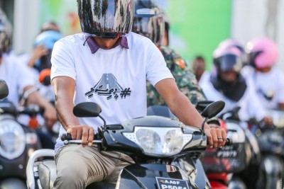 ރަށު ތެރޭގައި ހެލްމެޓު އަޅައިގެން އުޅޭ މީހުން ބަލައި ފާސްކުރަނީ