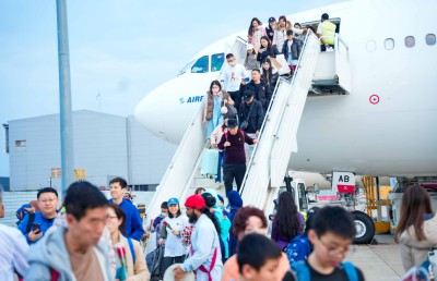 ޗެންގްޑޫ ފުރަތަމަ ފްލައިޓުން 180 ޓޫރިސްޓުން އަތުވެއްޖެ