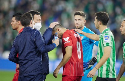 ޑިފެންޑަރުގެ ބޮލުގައި އެއްޗަކުން ޖެހުމުން ސެވިއްޔާ މެޗު ހުއްޓުވައިފި