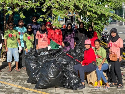 ބީއެމްއެލް މުވައްޒަފުން މާލެ ސާފުކޮށް އަށް ޓަނުގެ ކުނި ނަގައިފި