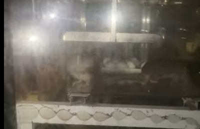 ކެފޭއެއްގައި ކާއެއްޗެހި ބަހައްޓާ ރެކުގައި މީދާތަކެއް ދުވާ ވީޑިއޯއެއް