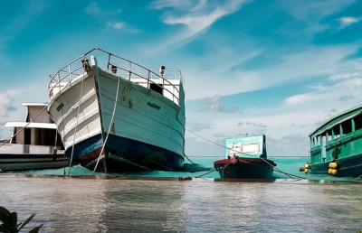 ފަޅުތެރޭގައި އޮއި ބާރުވެ، ތިނަދޫގެ ބަނދަރުގައި ދޯނިތަކަށް ގެއްލުންވަނީ