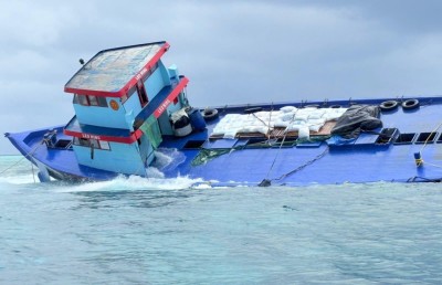 ދެ ރަށަކަށް ރޯދަ ހަދިޔާ ހިފައިގެން ދިޔަ ދޯނި ފަރަށް އަރައި ކާޑު ބަސްތާތައް މޫދަށް