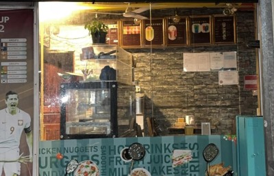 ކެފޭއެއްގައި ކާއެއްޗެހި ބަހައްޓާ ރެކުގައި މީދާތަކެއް ދުވާ ވީޑިއޯއެއް