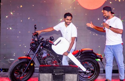 އުރީދޫއިން ދޭ "ހޮންޑާ ރިބެލް" ސައިކަލު ލިބުނު ނަސީބުވެރިޔާއަށް ސައިކަލު ހަވާލުކޮށްފި