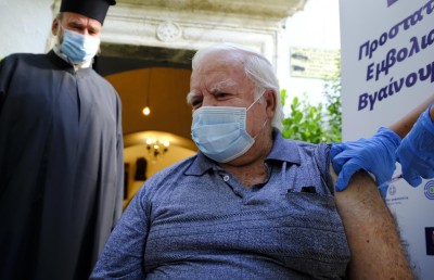 ގްރީސްގައި ކޮވިޑް ވެކްސިން ނުޖަހާ 60 އަހަރުން މަތީގެ މީހުން ޖޫރިމަނާކުރަން ފަށައިފި