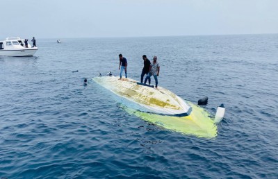 15 މީހުންނާއެކު ދަތުރުކުރި ލޯންޗެއް ބަންޑުން ޖަހާލައިފި