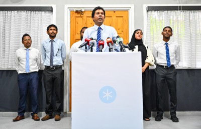 ޑިމޮކްރެޓްސް އިން ސިލްސިލާކޮށް މިނިވަން ބަހުސް ބާއްވަނީ