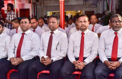 ގާސިމްގެ އެޑްވައިޒަރު ކަމުން އިސްތިއުފާ ދެއްވައި އާޒިމް ރައީސްގެ ފަހަތަށް