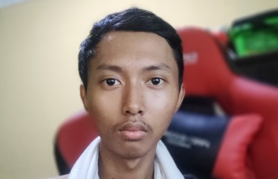 ސެލްފީތަކެއް ވިއްކައިގެން 22 އަހަރުގެ ދަރިވަރަކު މިލިއަނަރަކަށް